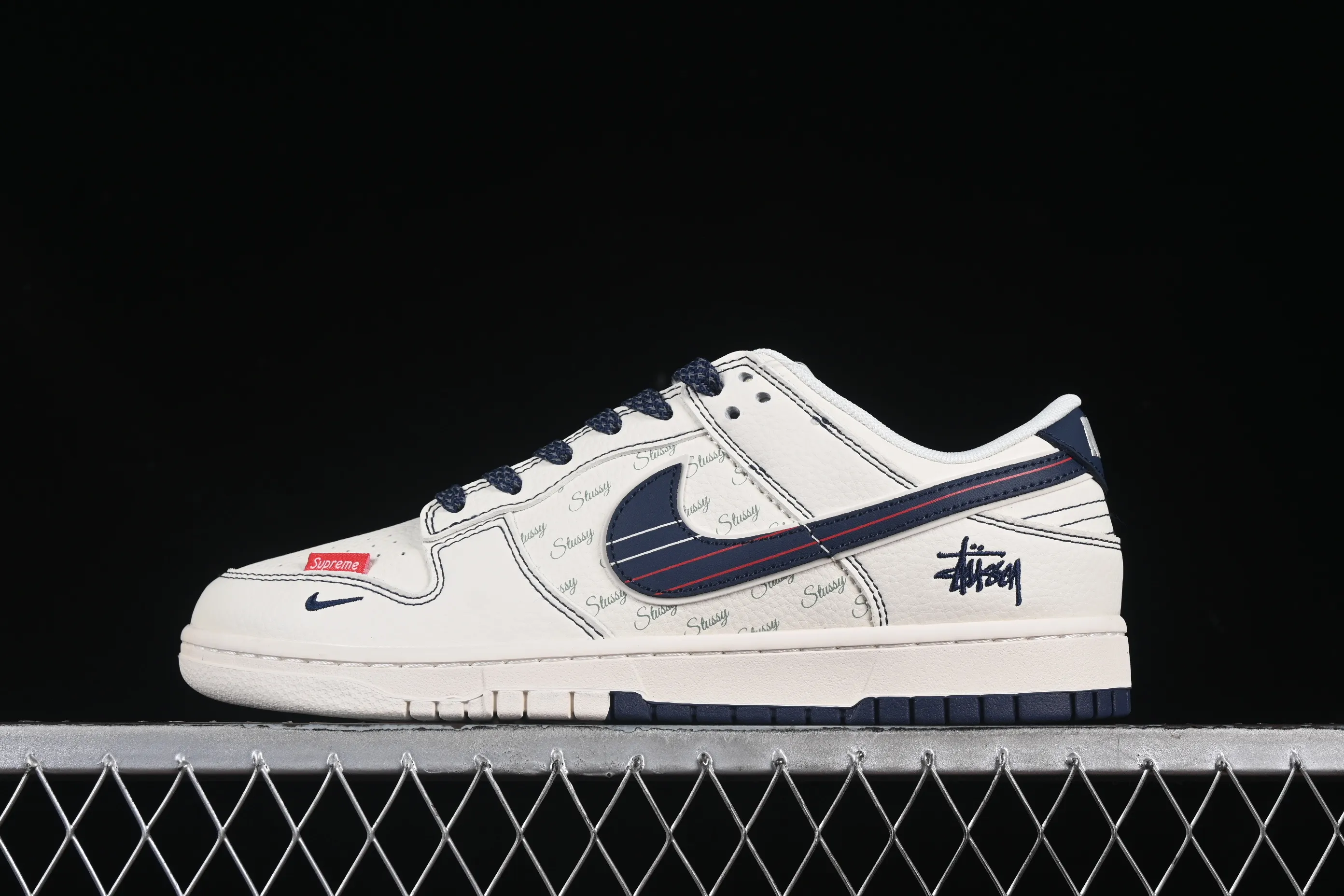 All categories Nk SB Dunk Series Nk SB Dunk Low High-end customized low-top sneakers Nike SB Dunk Low Stusi co-branded white blue and red striped hook Anniversary high-end customized low-top casual sneakers XS6089-532